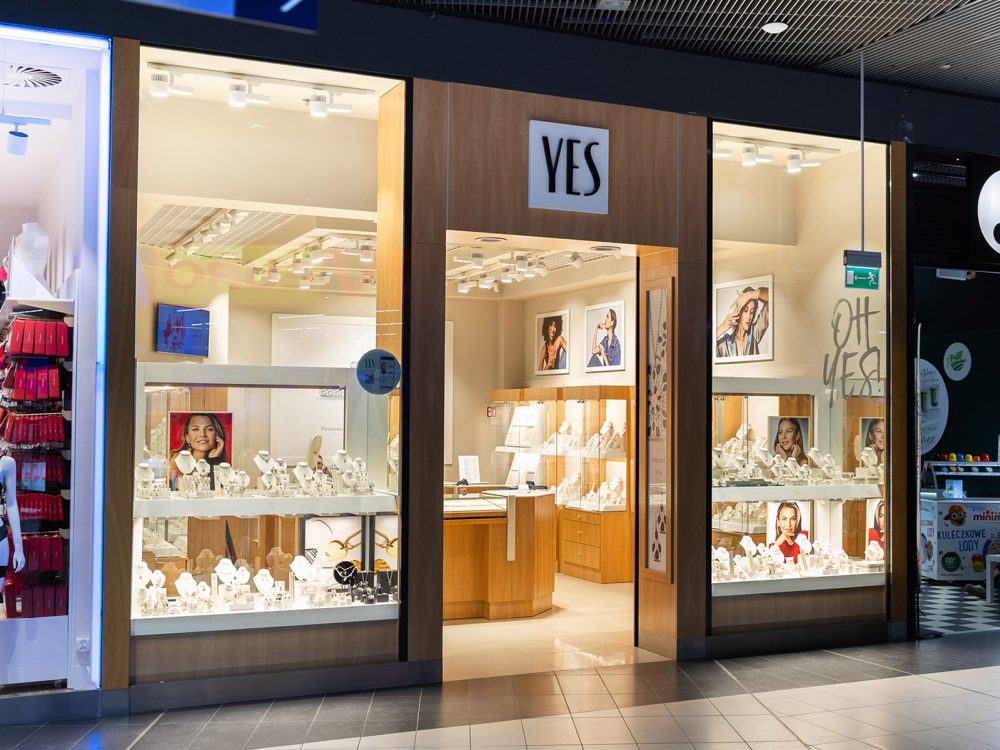 witryna salonu yes w galerii veneda