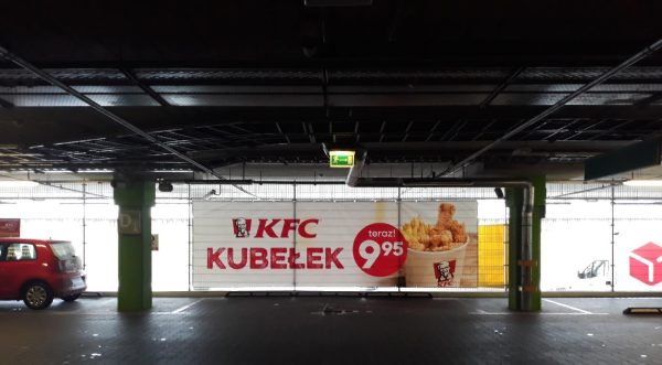 baner na parkingu podziemnym