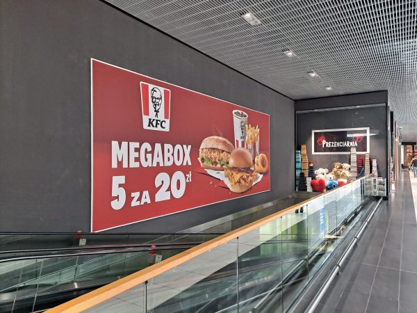 baner o wymiarach 8x3m w galerii veneda