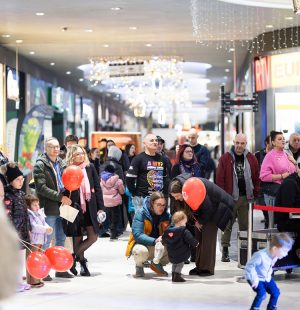 wydarzenie WOŚP w galerii veneda dużo osób na korytarzu światełka