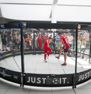 wydarzenie piłkarska sobota w galerii veneda, zdjęcie oktagonu piłkarskiego i ludzi