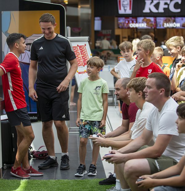 wydarzenie piłkarska sobota w galerii veneda, zdjęcie uczestników i sędziego