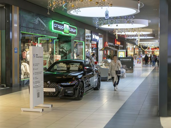 Samochód w galerii veneda na pasażu