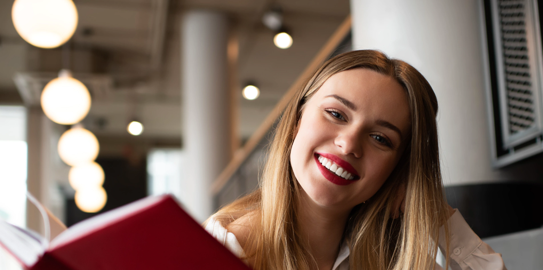 kobieta czytająca książkę