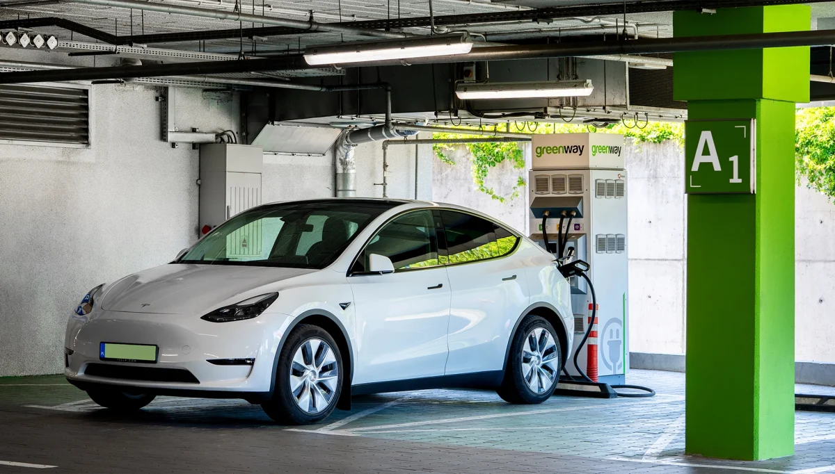 samochód ładowany na parkingu galerii veneda