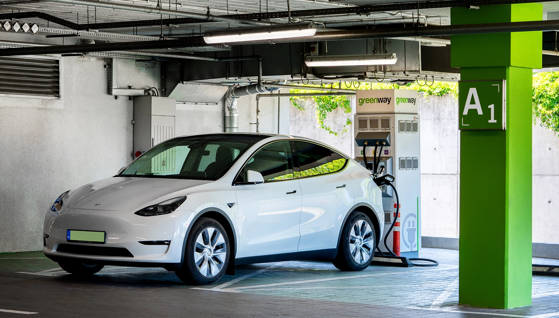 samochód ładowany na parkingu galerii veneda