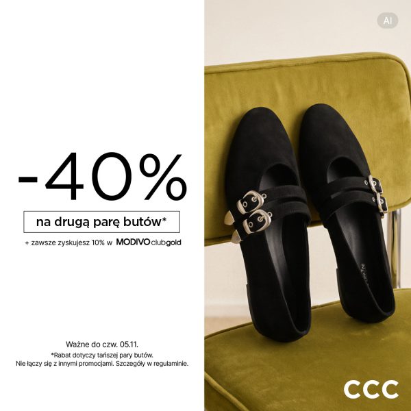 Czarne buty z klamrami na zielonym krześle. CCC: –40% na drugą, tańszą parę butów do 5 listopada oraz 10% zwrotu z MODIVOclub GOLD.