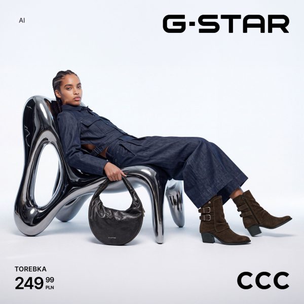 Modelka w jeansowej stylizacji, brązowych botkach i z czarną torebką G-Star na srebrnym fotelu. Logotypy G-Star i CCC oraz cena torebki: 249,99 zł.