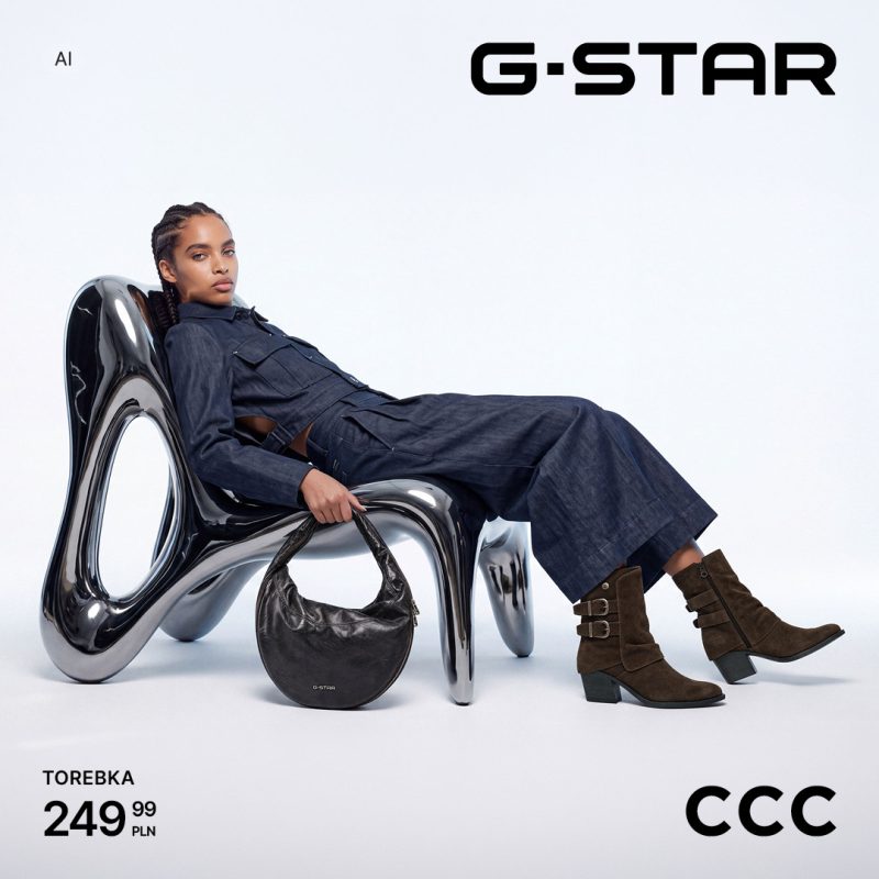 Modelka w jeansowej stylizacji, brązowych botkach i z czarną torebką G-Star na srebrnym fotelu. Logotypy G-Star i CCC oraz cena torebki: 249,99 zł.