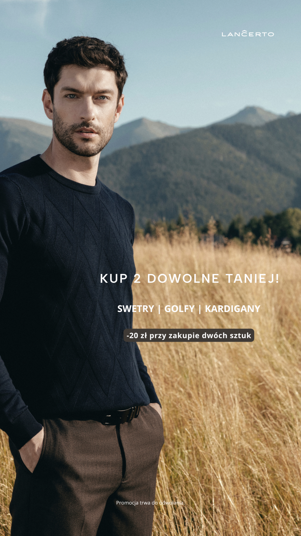 Mężczyzna w granatowym swetrze na tle gór. LANCERTO: „Kup 2 dowolne taniej!” – 20 zł rabatu przy zakupie dwóch swetrów, golfów lub kardiganów. Promocja do odwołania.