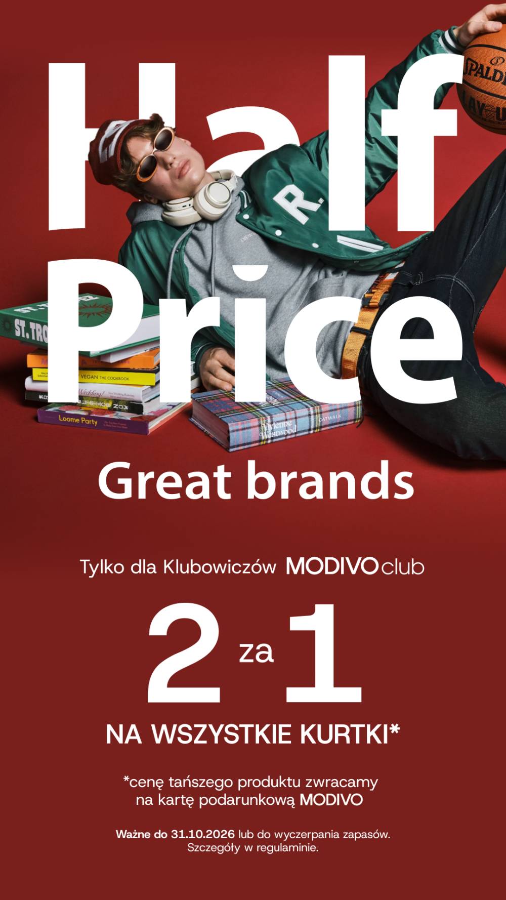 Mężczyzna w zielonej kurtce na czerwonym tle. HalfPrice: „2 za 1 na wszystkie kurtki” dla Klubowiczów MODIVOclub. Wartość tańszej kurtki wraca na kartę podarunkową MODIVO.