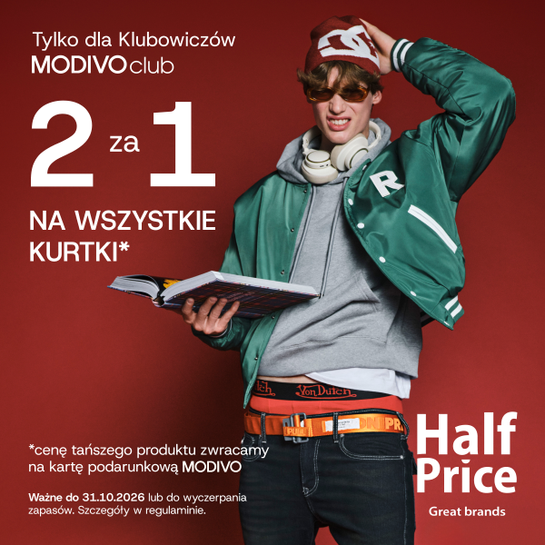 Mężczyzna w zielonej kurtce na czerwonym tle. HalfPrice: „2 za 1 na wszystkie kurtki” dla Klubowiczów MODIVOclub. Wartość tańszej kurtki wraca na kartę podarunkową MODIVO.