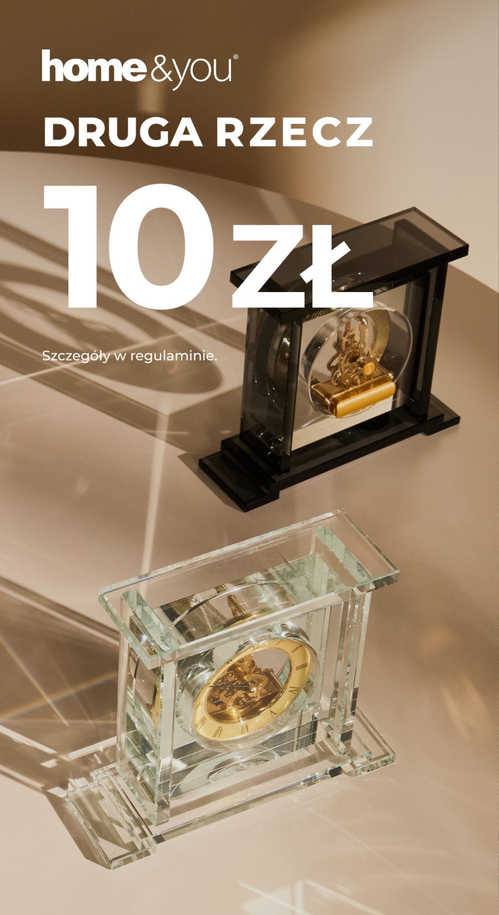 Cztery dekoracyjne zegary stołowe na beżowym tle. Logo home&you i napis: „Druga rzecz 10 zł”. Szczegóły w regulaminie.