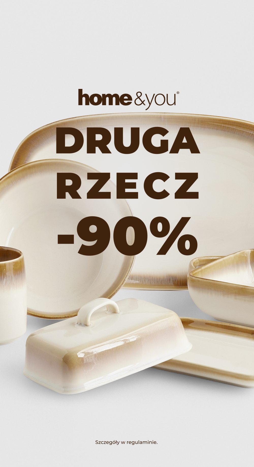 Kremowe naczynia z brązowymi brzegami. Logo home&you i napis: „Druga rzecz –90%”. Szczegóły w regulaminie.