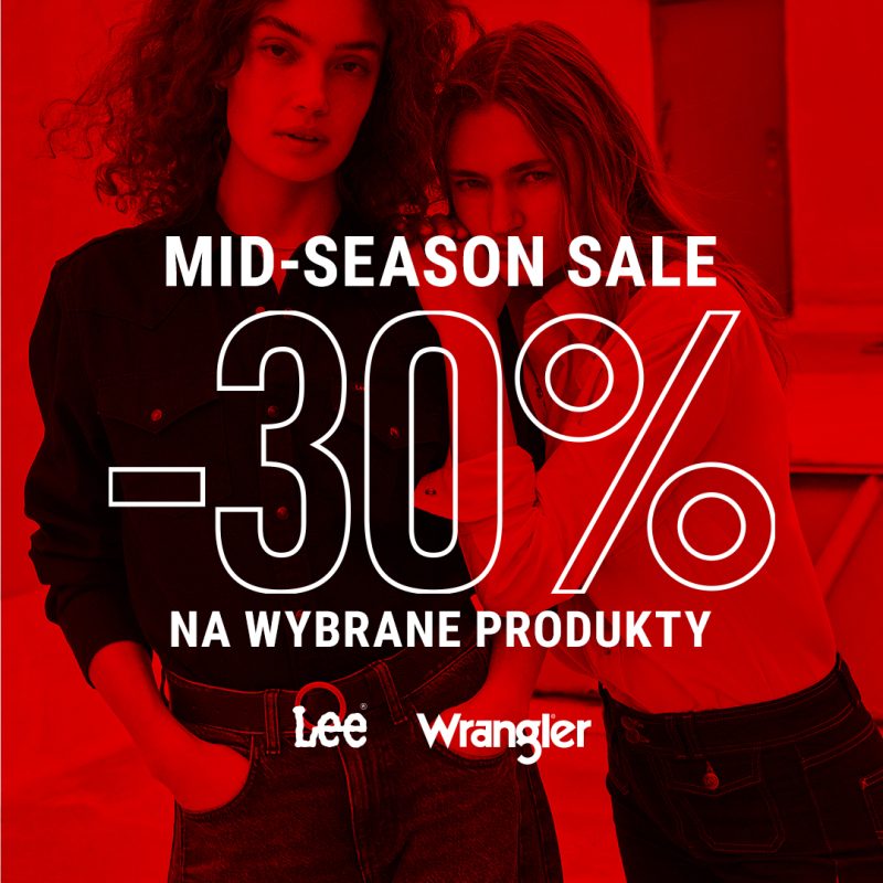Mężczyzna w ocieplanej kurtce i czapce na czerwonym tle. Logotypy Lee i Wrangler oraz napis: „Mid-Season Sale –30% na wybrane produkty”.