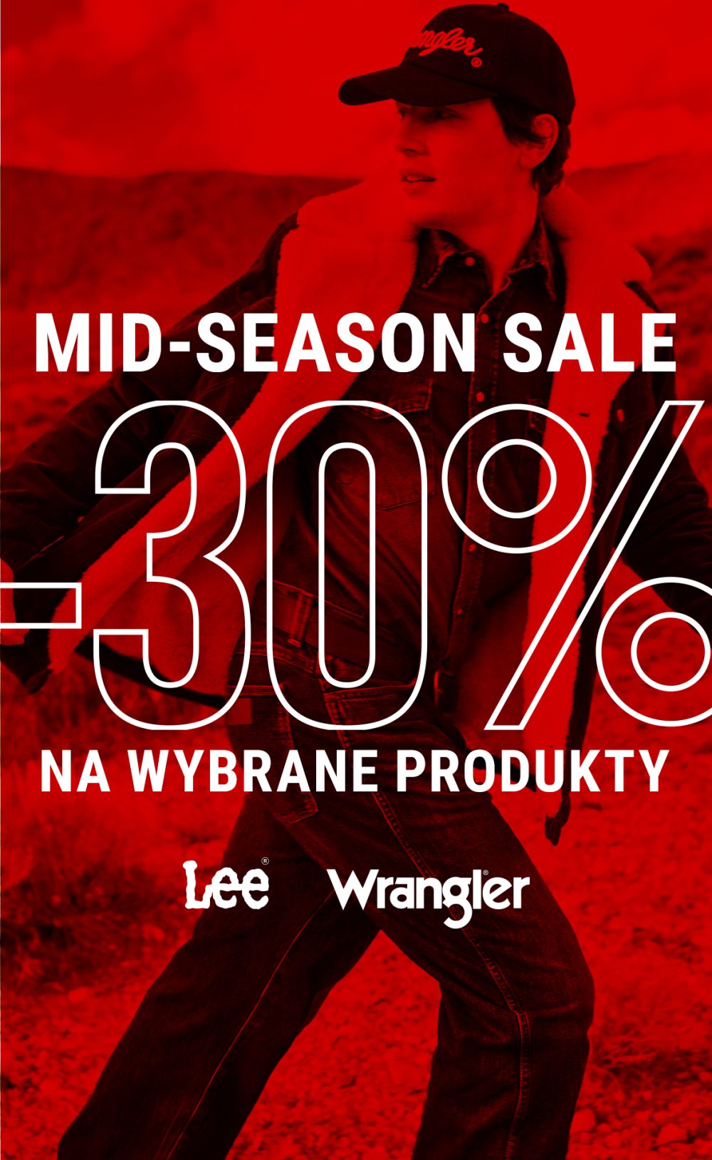 Mężczyzna w ocieplanej kurtce i czapce na czerwonym tle. Logotypy Lee i Wrangler oraz napis: „Mid-Season Sale –30% na wybrane produkty”.