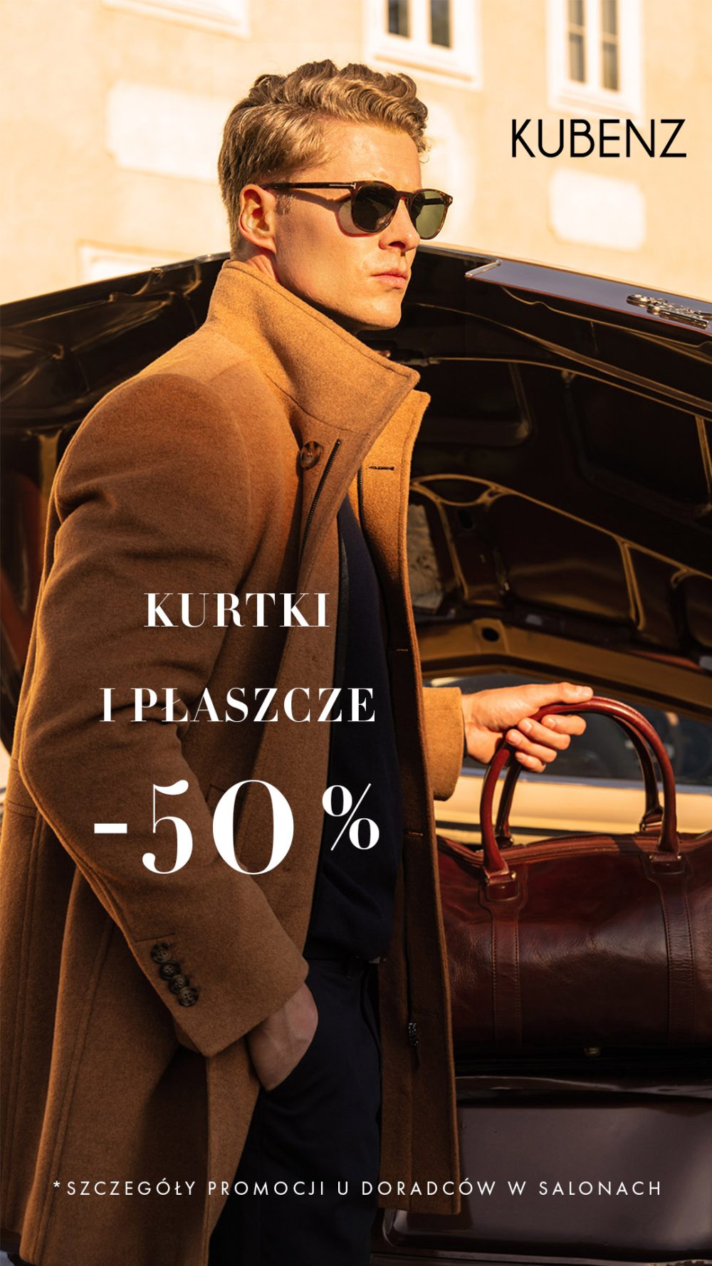 Mężczyźna w ciemnej kurtce i płaszczu przy otwartych drzwiach. Logo KUBENZ i napis: „Kurtki i płaszcze –50%”.